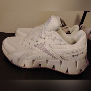 New Reebok Women's White Athletic Sneakers with Light Purple Accents Size 7